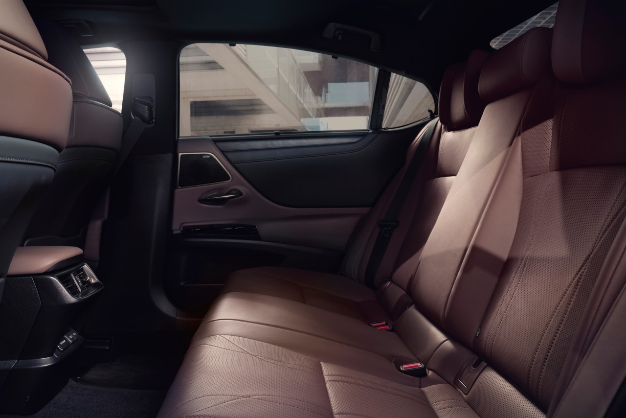 Lexus ES 300h takaistuimet