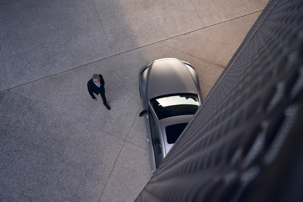 Lexus LS ylhäältä kuvattuna