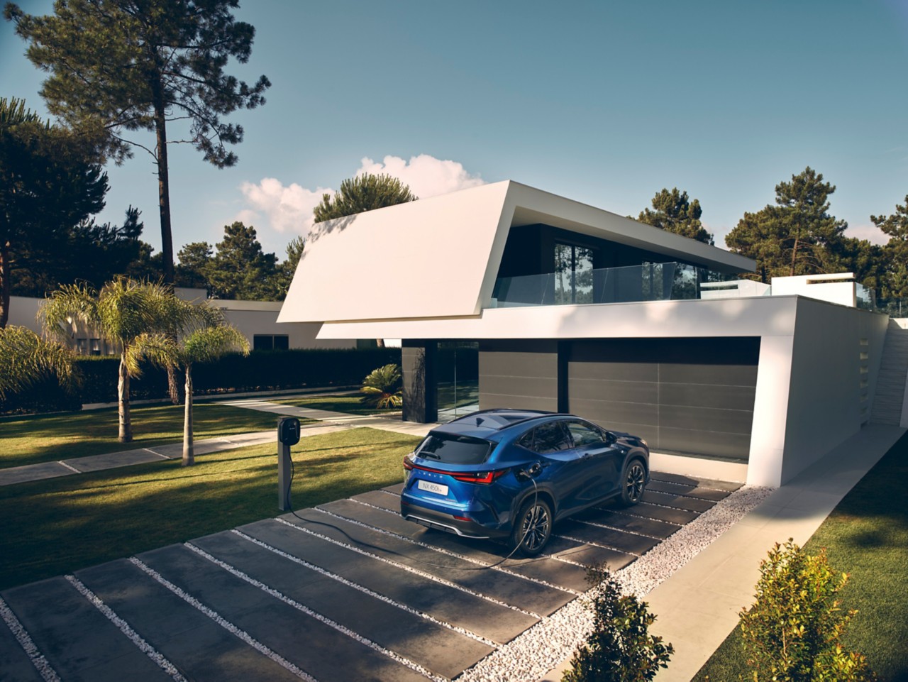 Lexus NX latauksessa