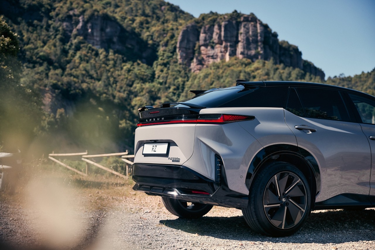 Pysäköity Lexus RZ