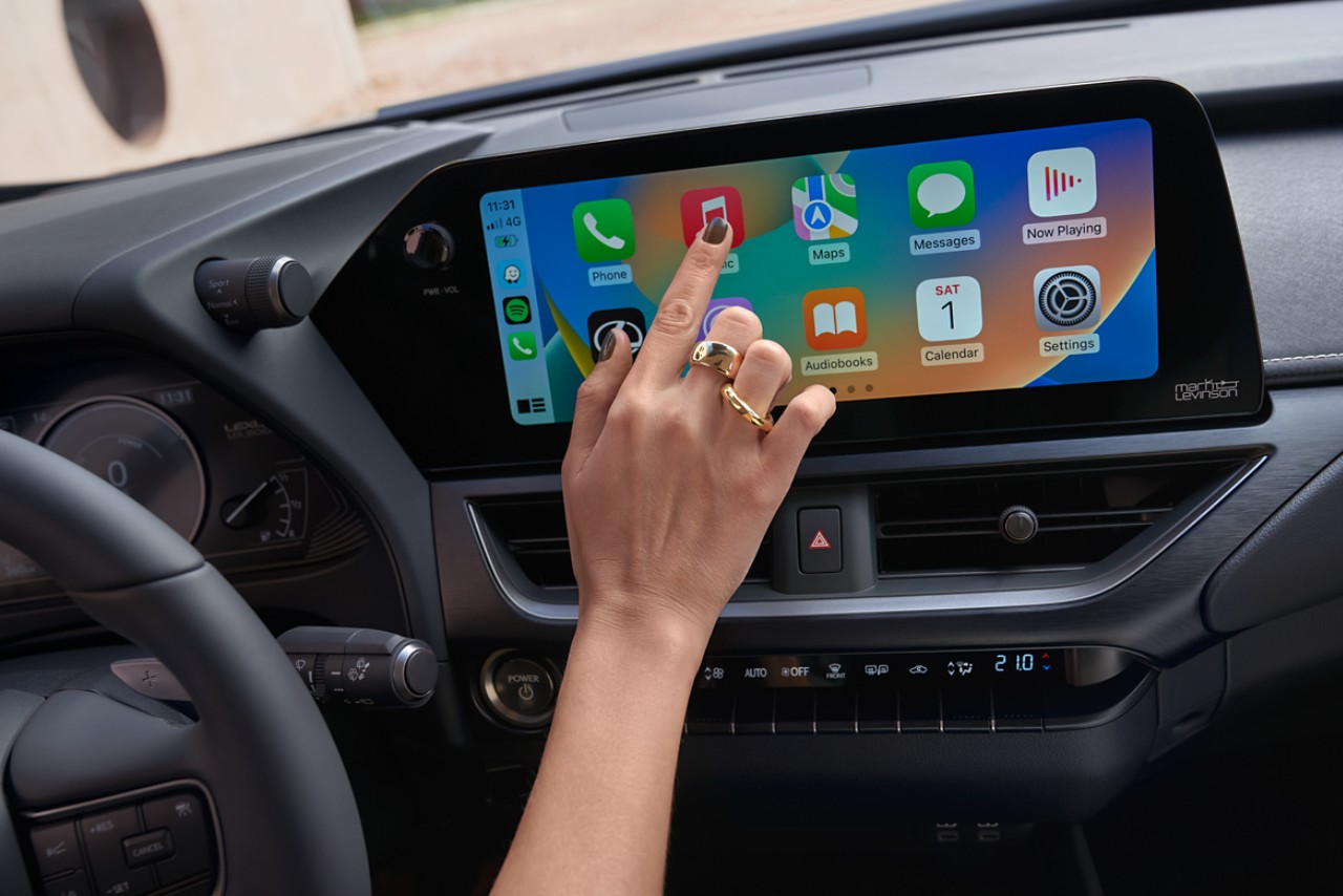 Lexus UX multimedianäyttö