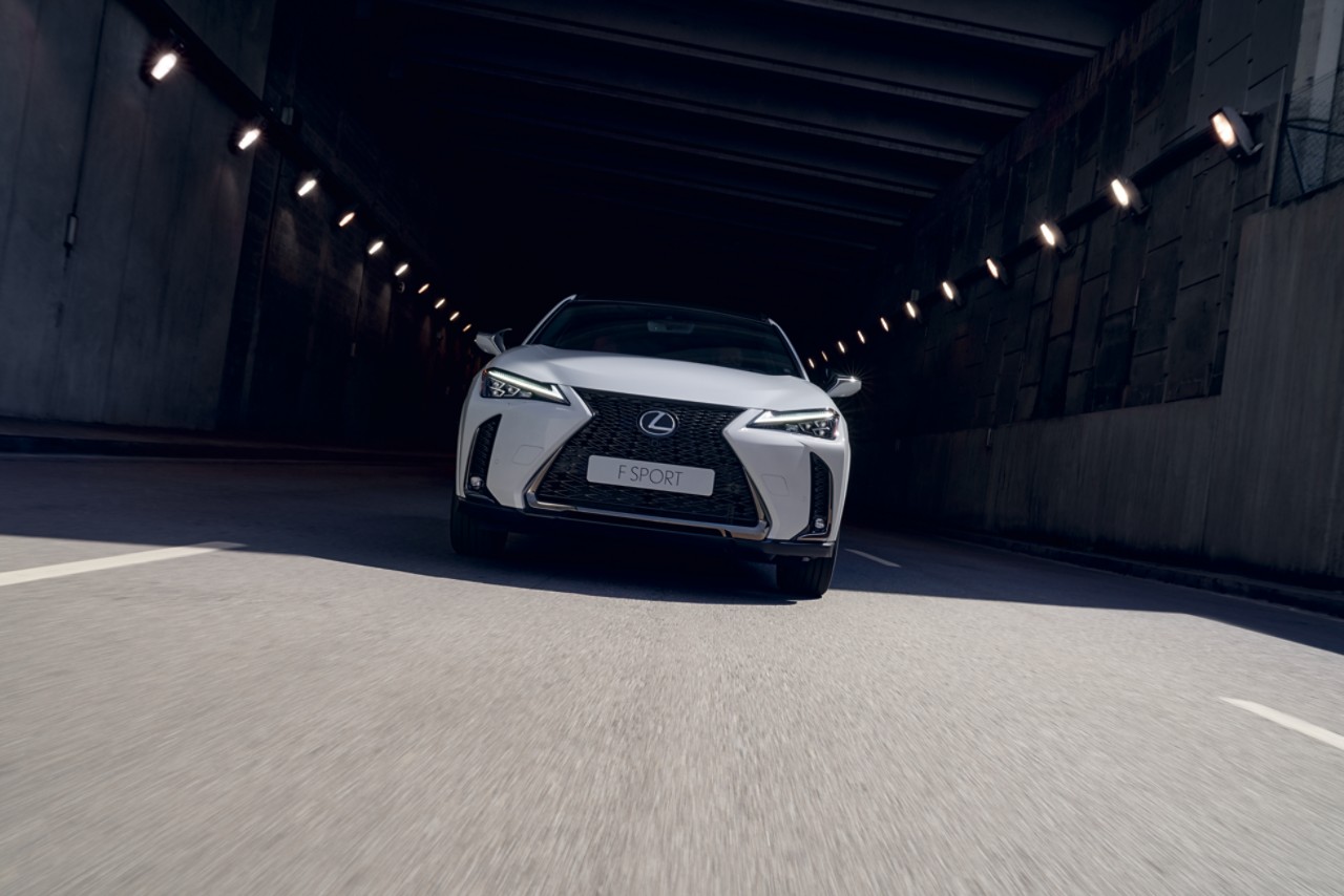 Lexus UX edestä kuvattuna