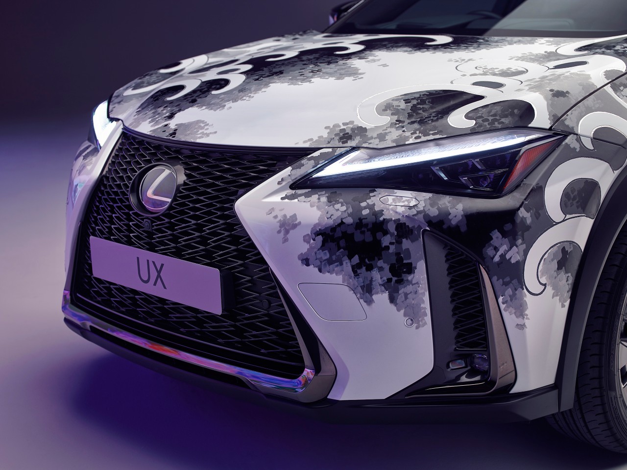 Tatuoitu Lexus UX keula